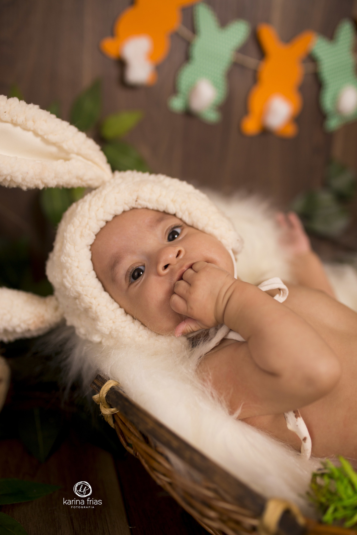 a bebe nao tira a mao da boca para as fotos infantis