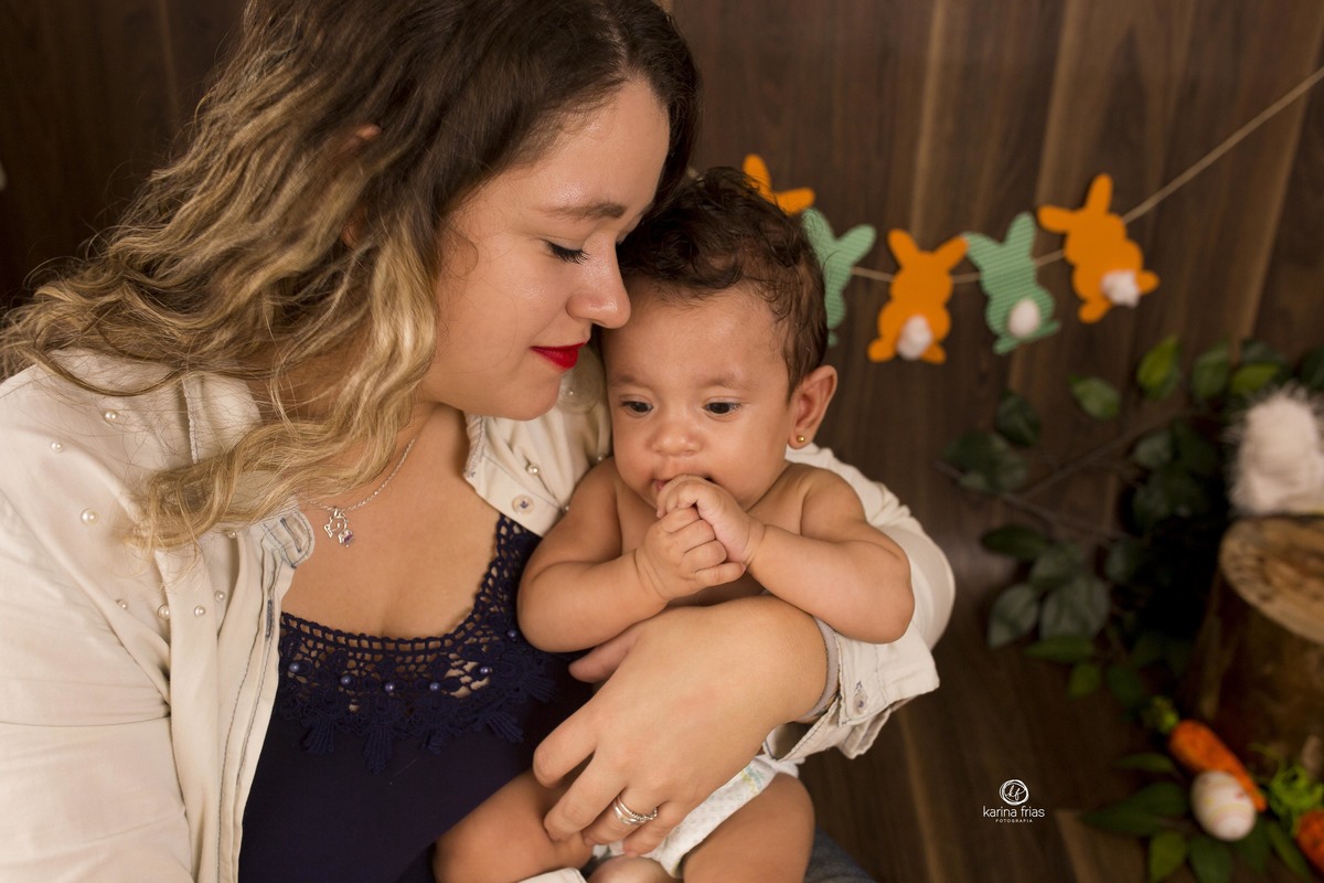 a mae acaricia a filha no ensaio infantil