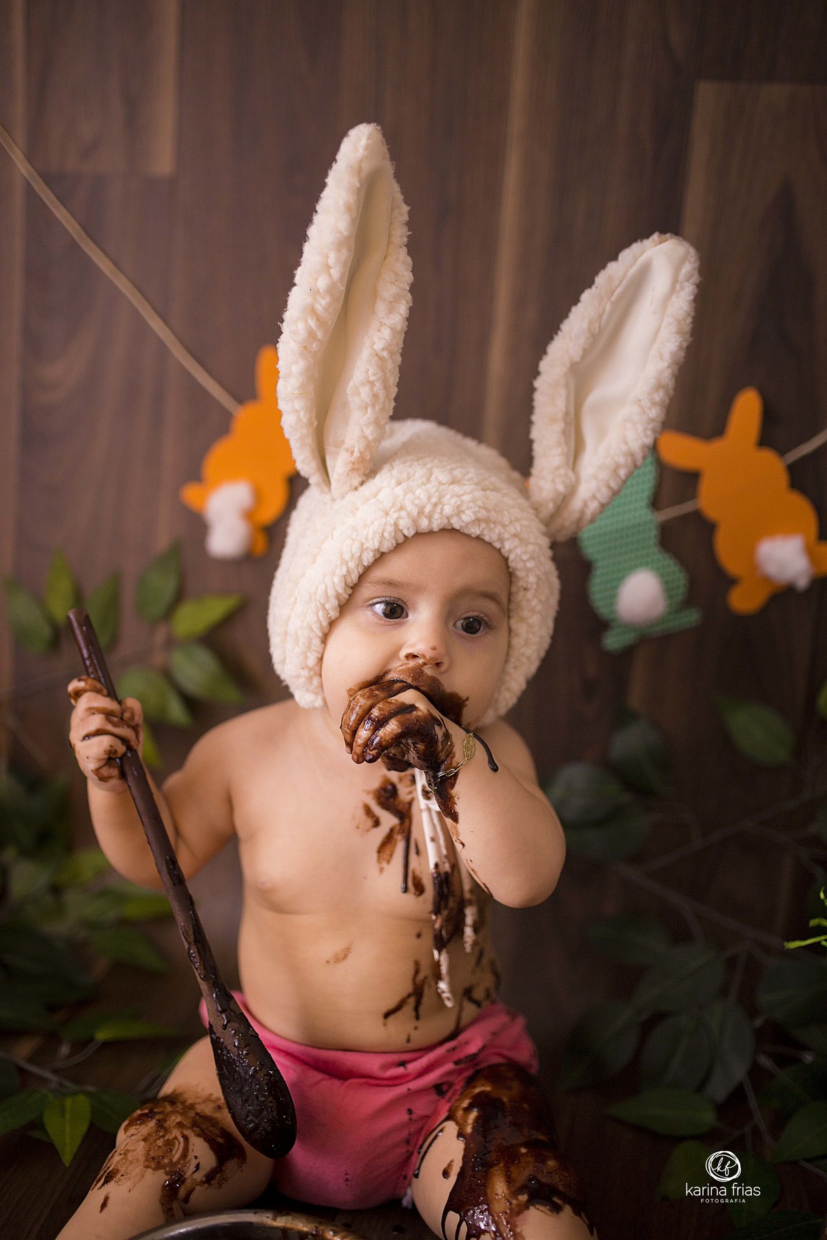 a criança experimenta o chocolate na pascoa