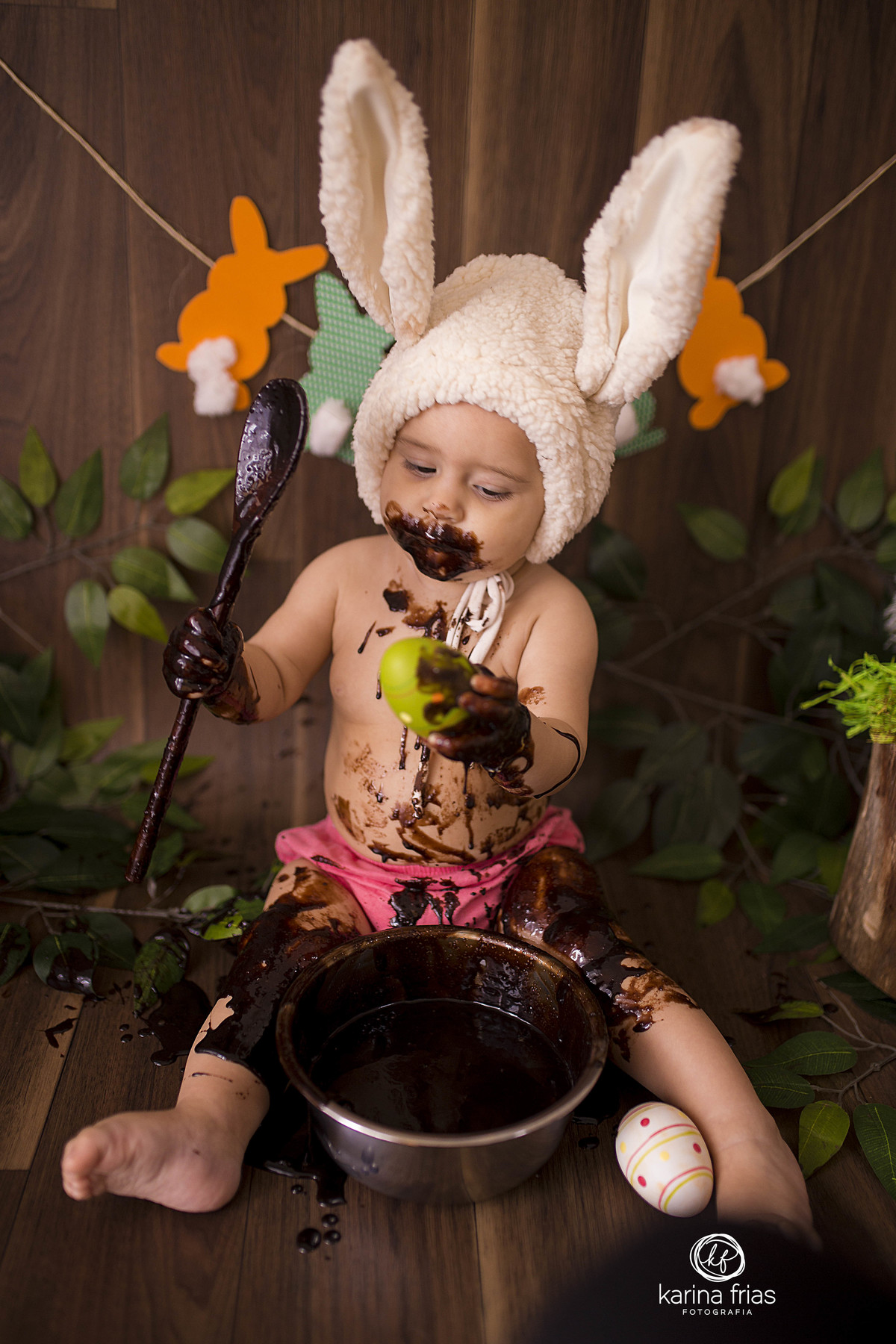no ensaio tematico de pascoa a bebe brinca com o cenario