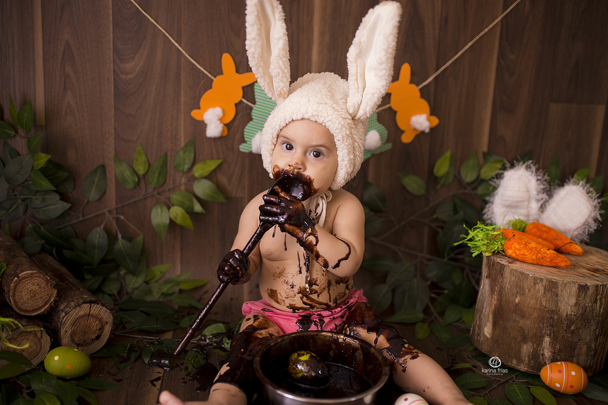 a bebe se lambuza de chocolate no ensaio interno