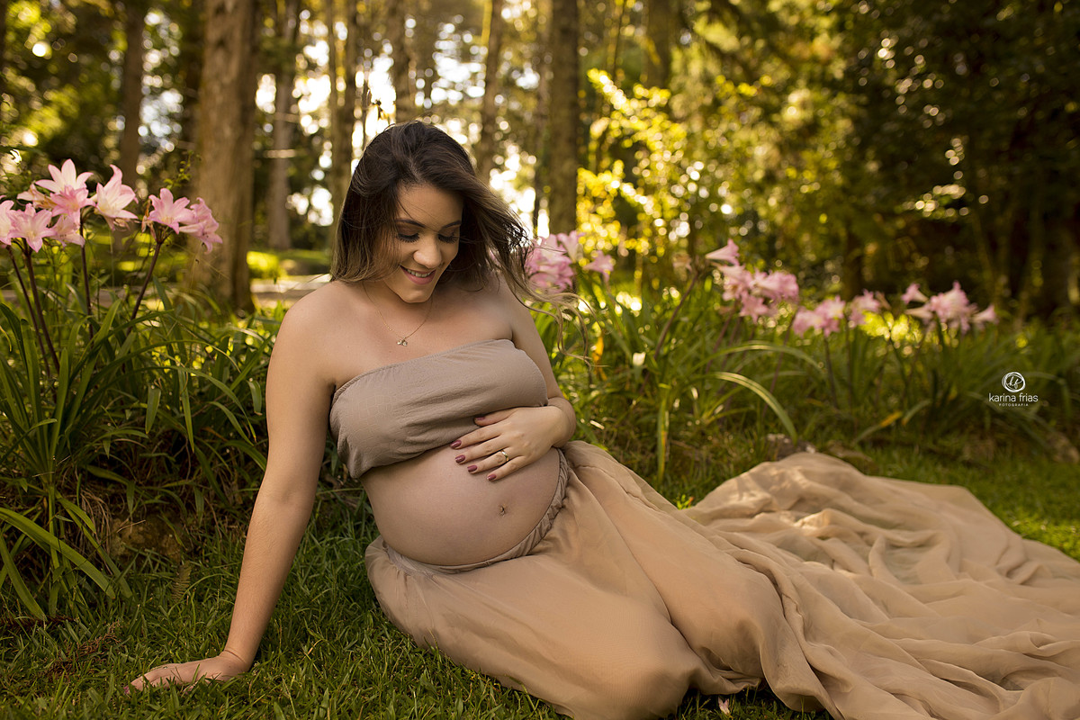 a gestante esta sentada para as fotos do book
