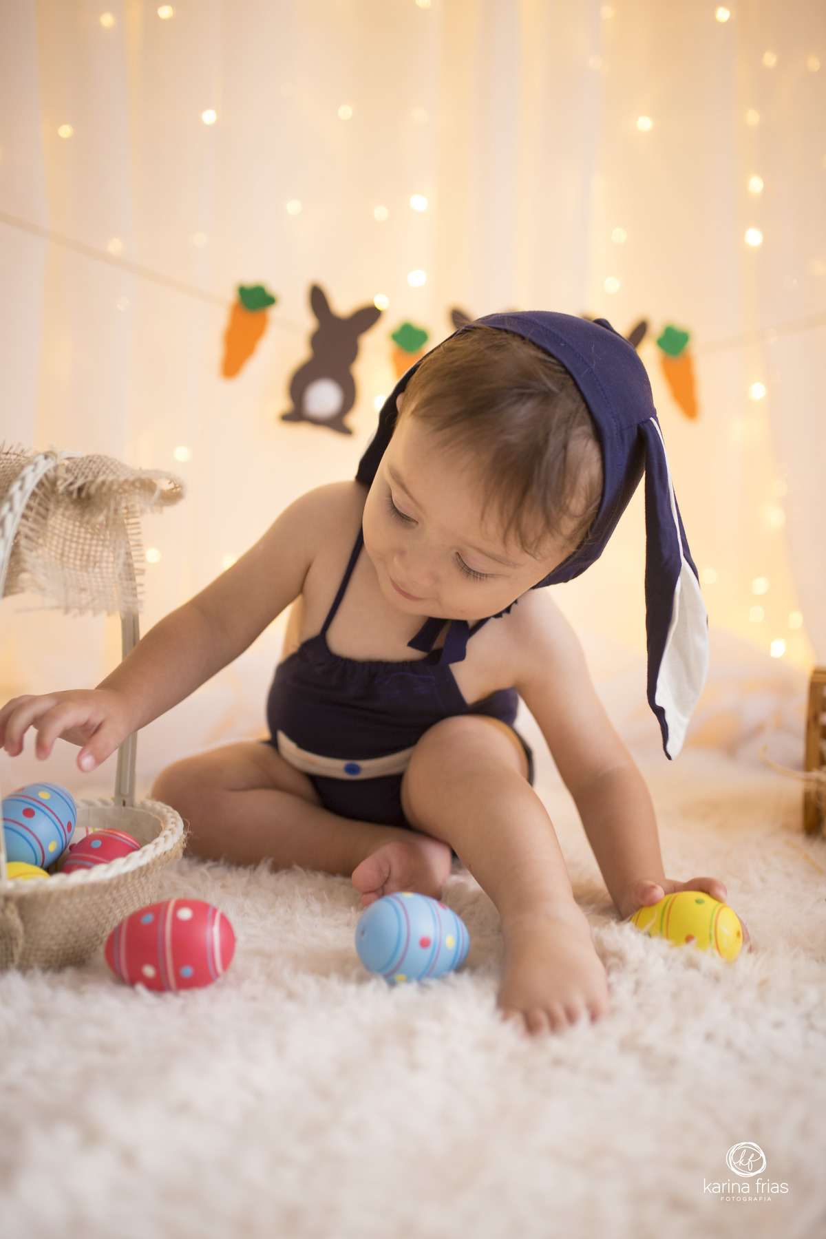 a criança brinca no ensaio de pascoa