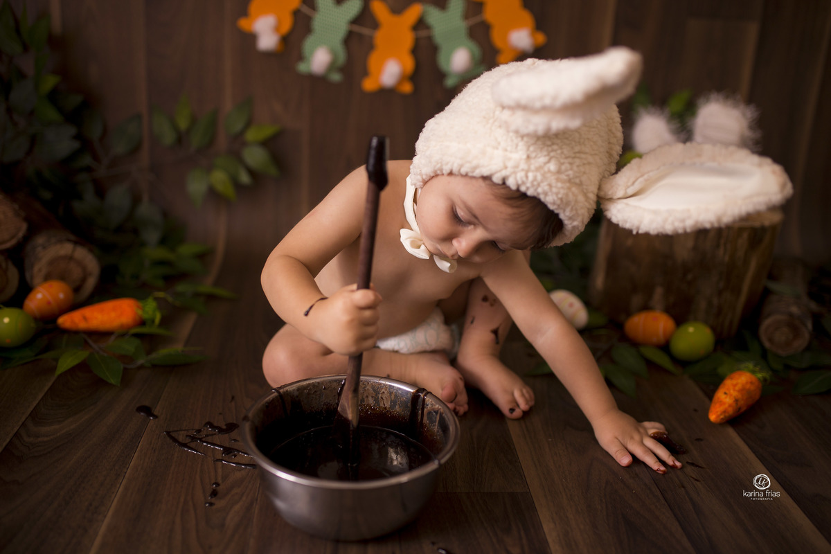 a criança mexe o chocolate durante ensaio de pascoa no estudio