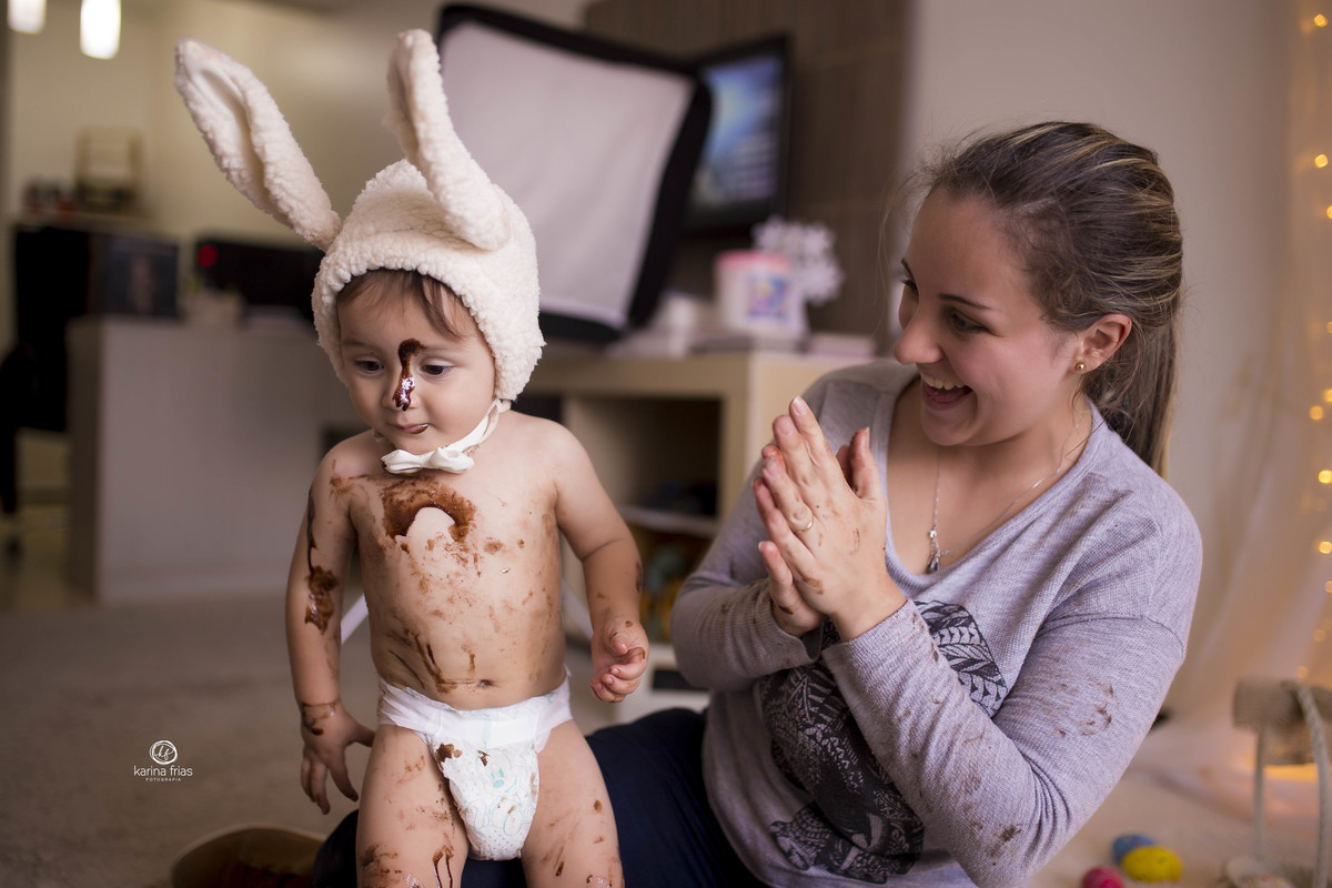 a criança sujou a mae de chocolate