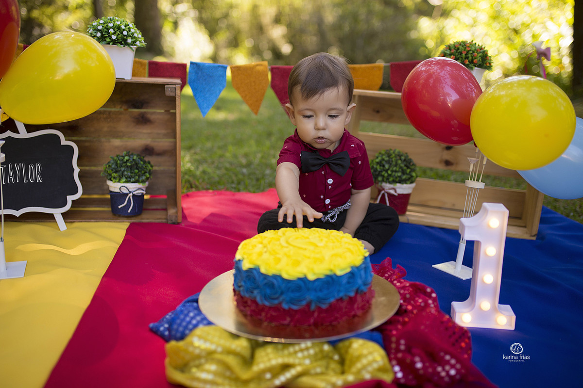 no ensaio smash o bebe poe a mao no bolo