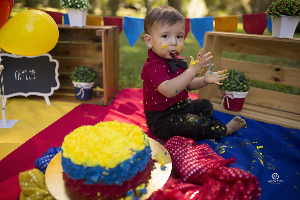 a criança bate palmas no ensaio externo