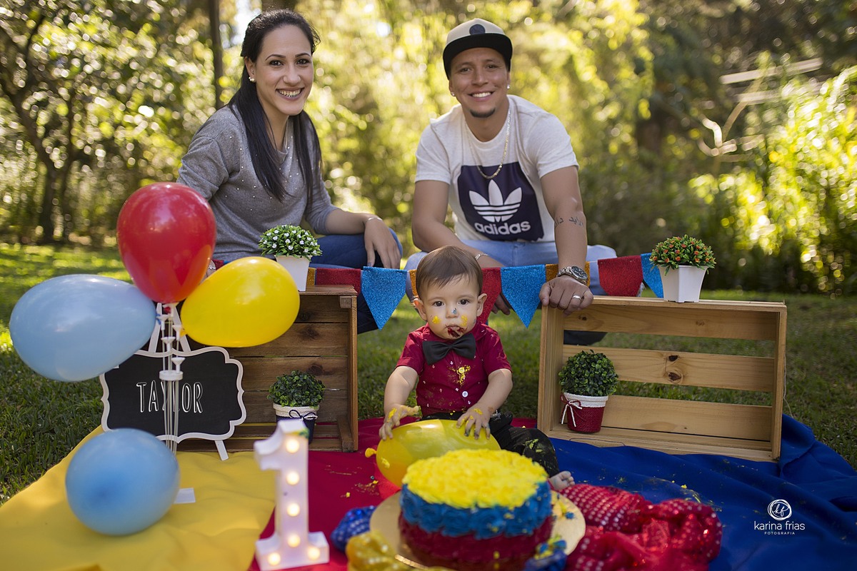 a familia posa para as fotos de um ano 