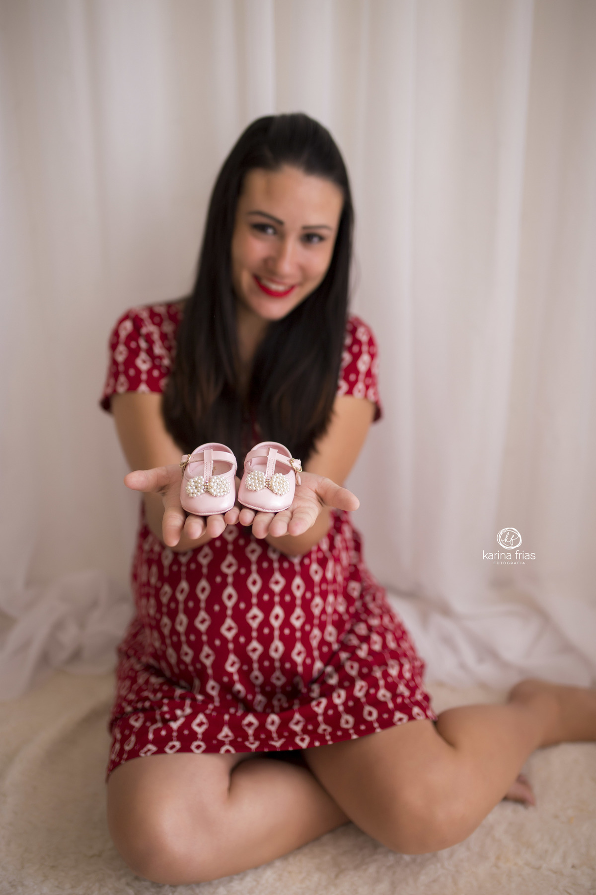 a mae mostra o sapatinho de bebe