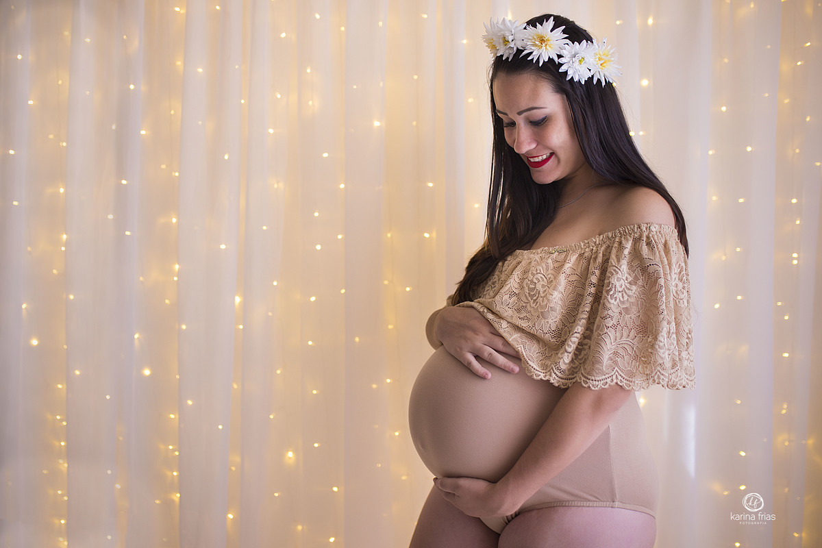 no ensaio de gestante a mae olha para a barriga