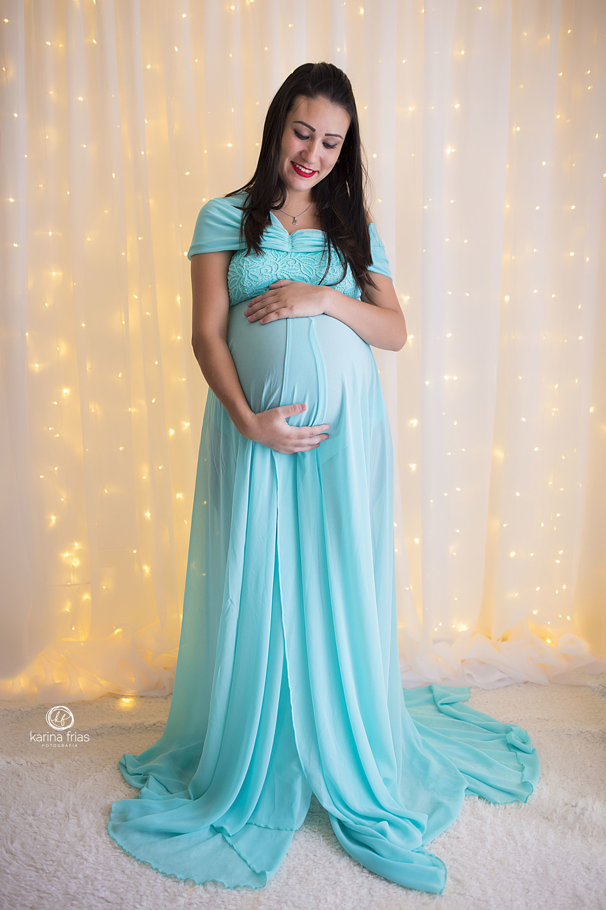 a mae olha para a barriga no ensaio interno