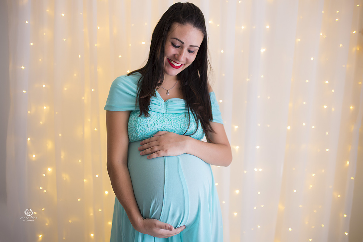 a gestante sorri para a fotografa de familia de caxias do sul - rs