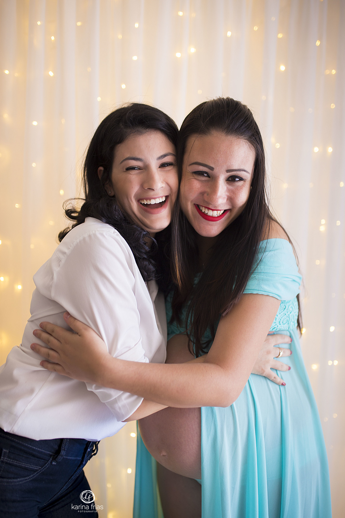 as irmas se abraçam durante a sessão em estudio