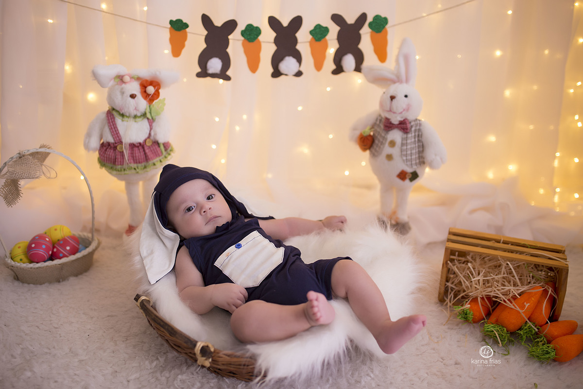 o bebe esta deitado para as fotos do seu terceiro mes