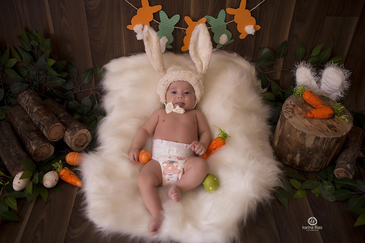 o ebbe esta no cenario de pascoa para suas fotos mensais