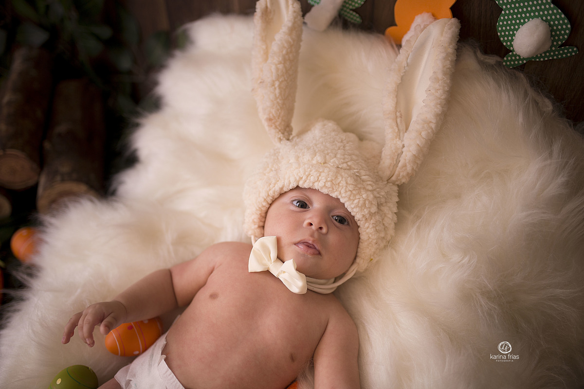 no ensaio de pascoa infantil o bebe olha para a camera
