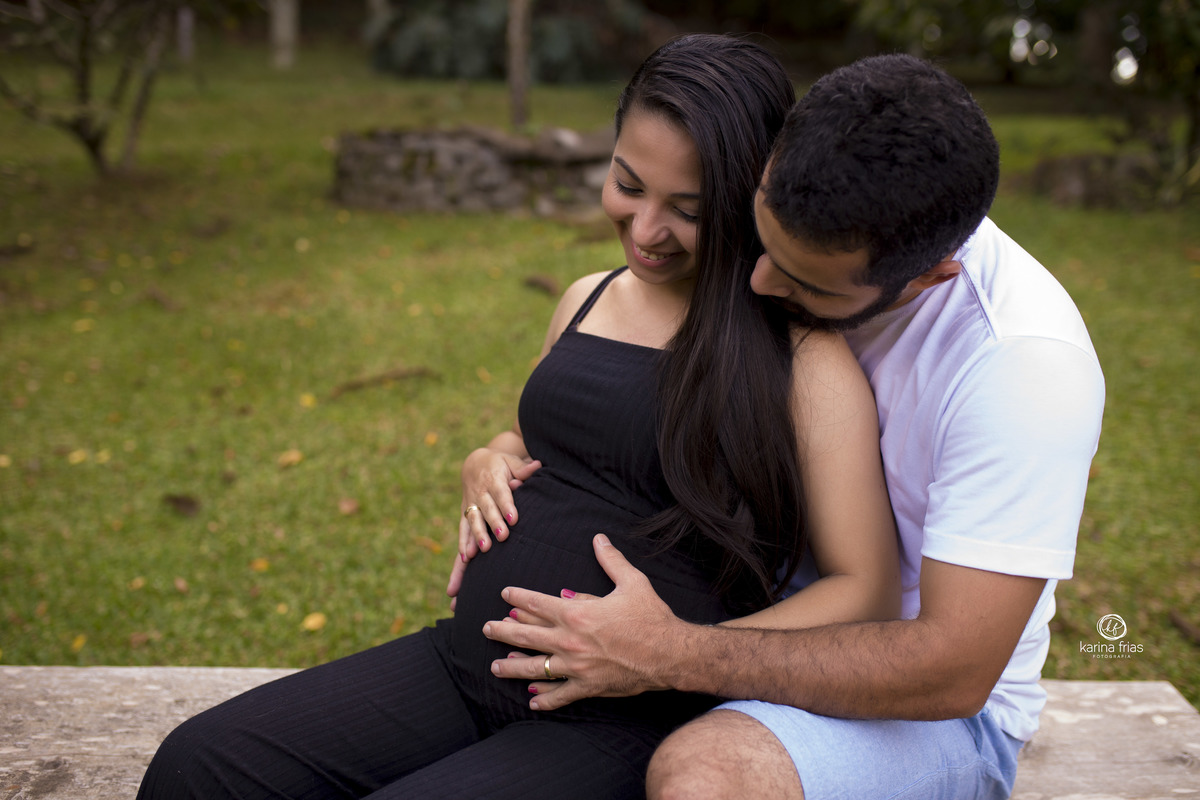 os pais se abraçam durante sessão de gestante