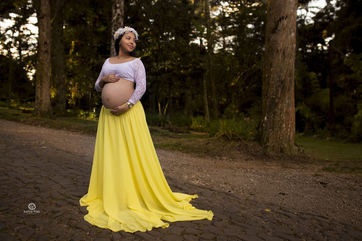 no ensaio de gestante externo a modelo posa para a fotografa de familia de caxias do sul