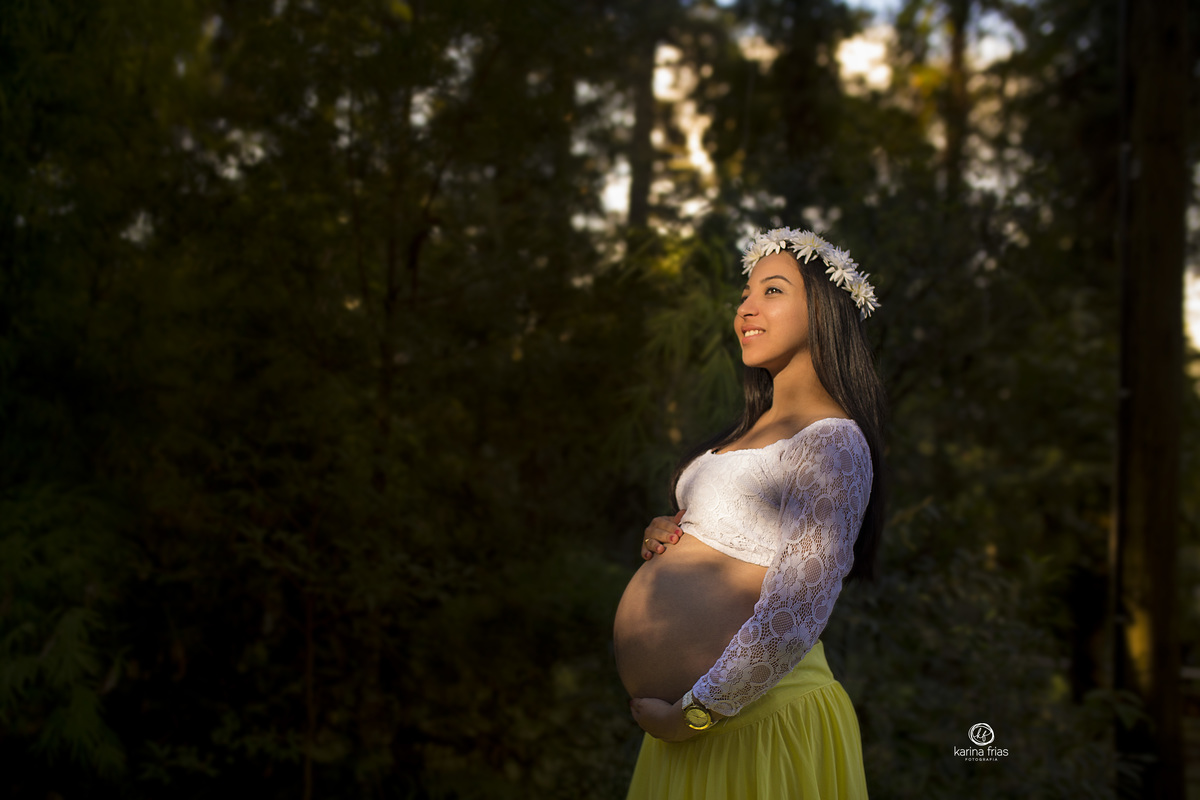 no ensaio de gestante externo a mae olha para o sol