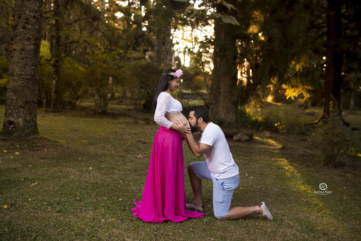 o pai beija a barriga da mae no ensaio externo