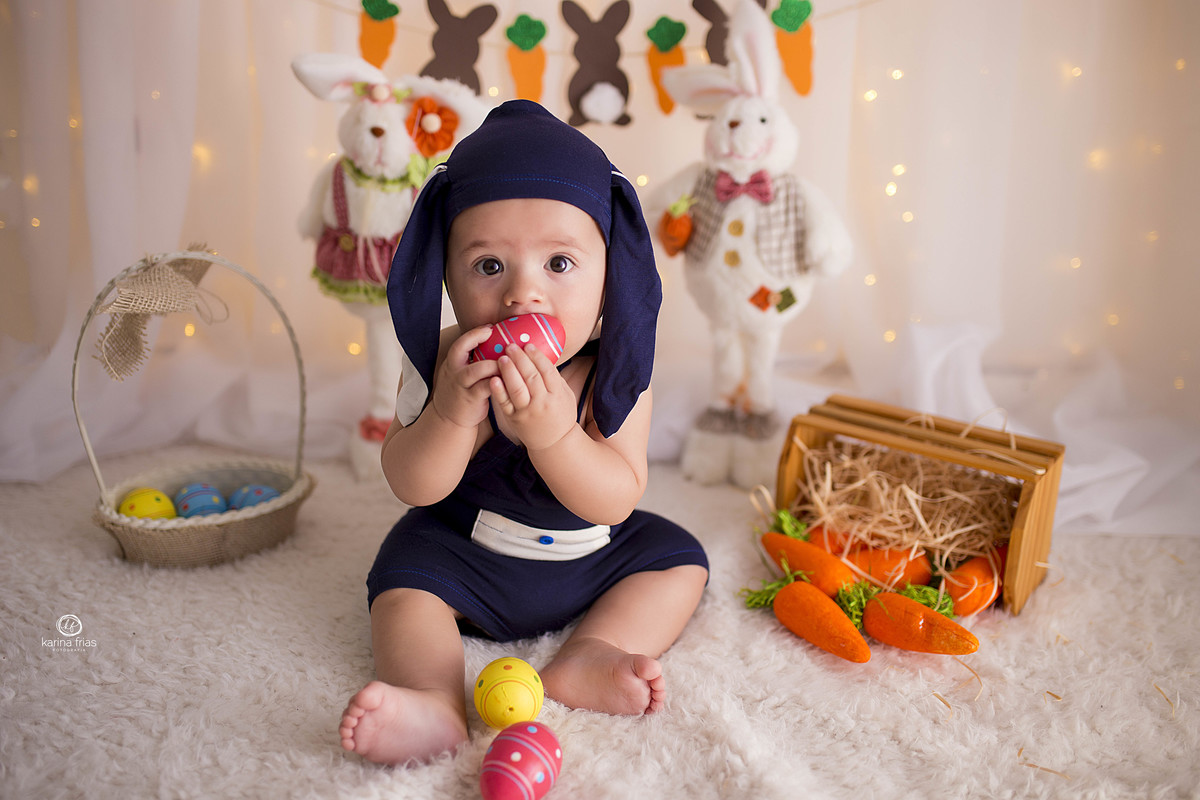 a criança brinca com o ovo no ensaio infantil