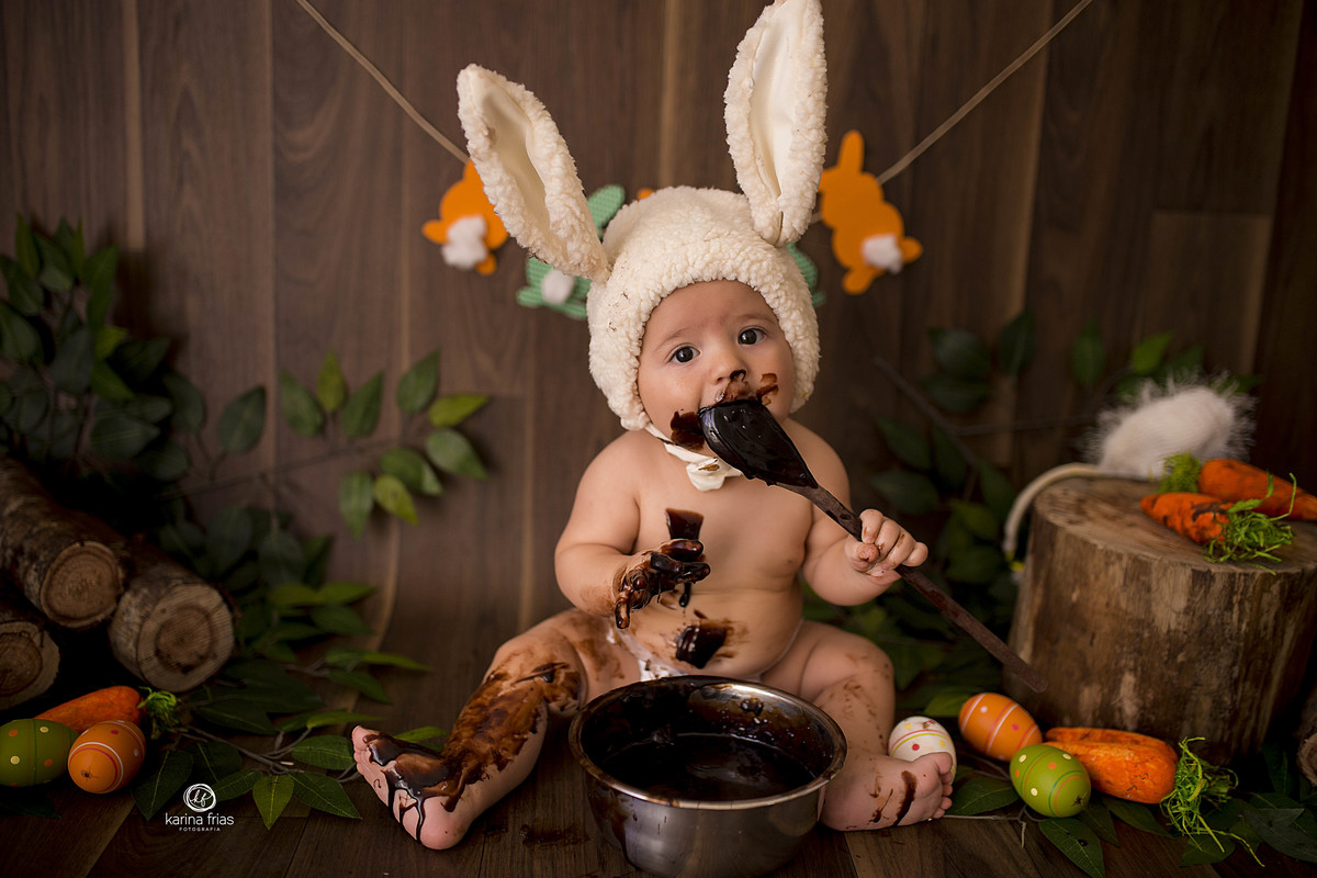a criança experimenta o chocolate no ensaio de pascoa
