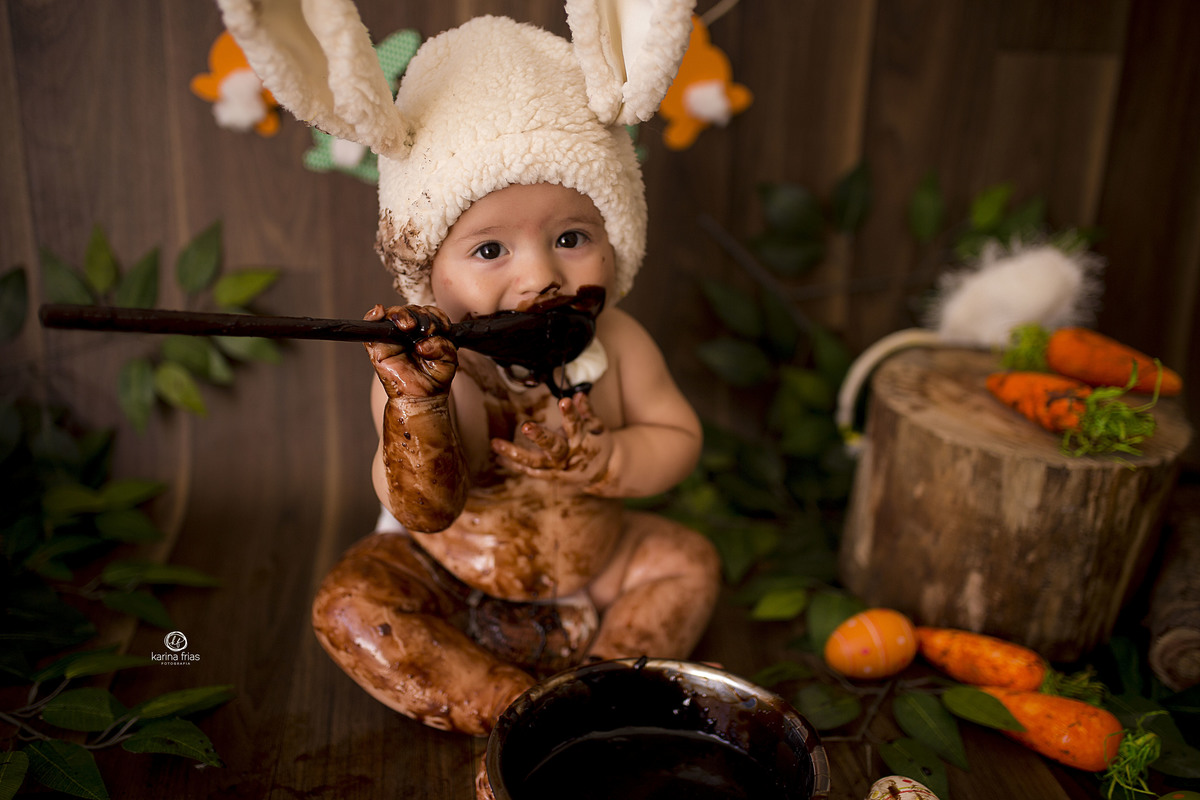 a criança come o chocolate nas fotos de pascoa