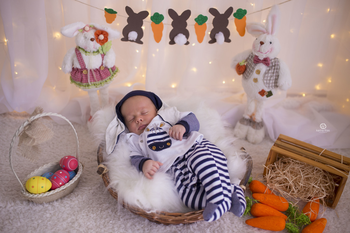 a criança esta deitada para as fotos do seu primeiro mes