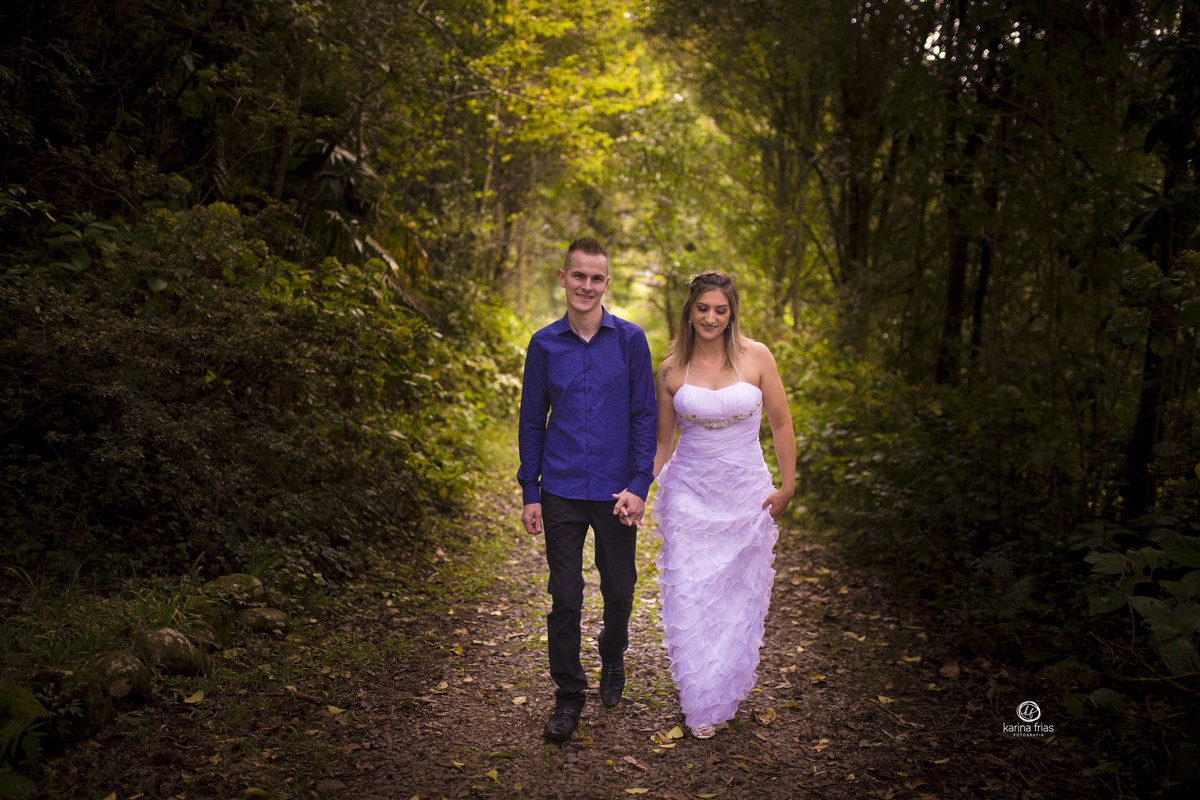 o casal caminha em direção a fotografa de familia de caxias do sul - rs
