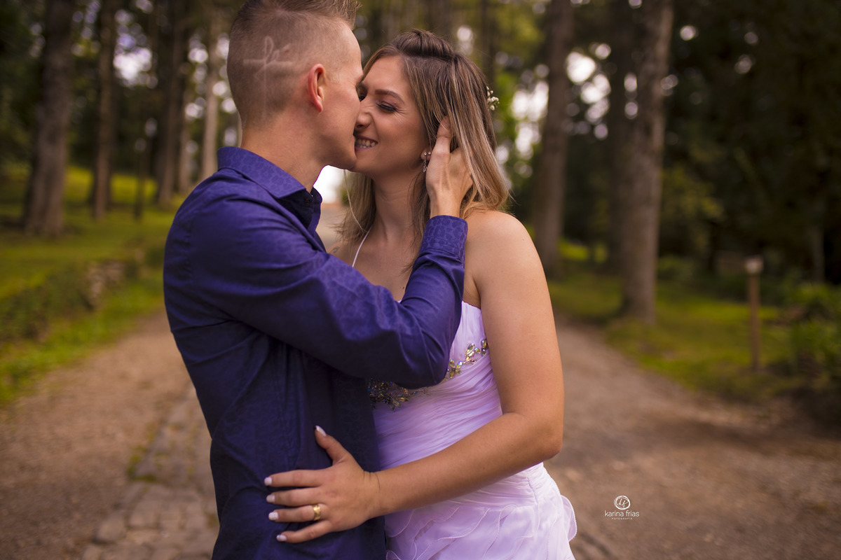 no ensaio de casal os noivos se beijam