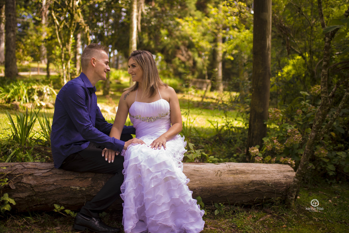 os noivos se olham durante fotos externas
