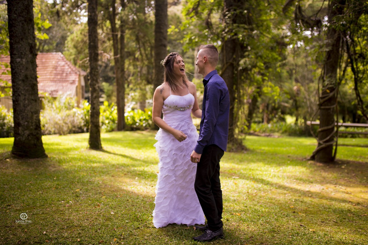 no ensaio de casal externo os modelos brincam