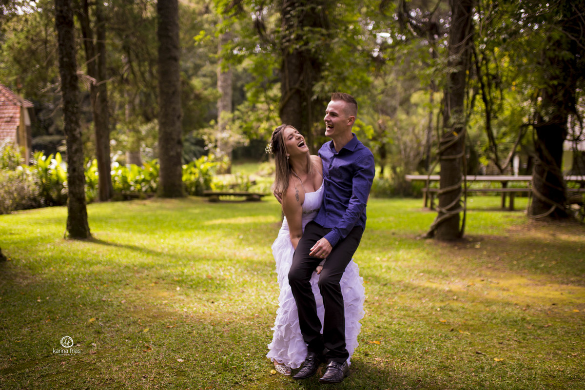 os modelos sorriem para as fotos externas