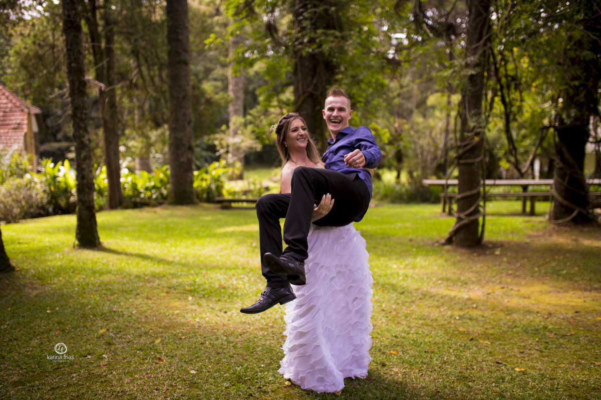 no ensaio pre wedding a noiva pega o noivo no colo