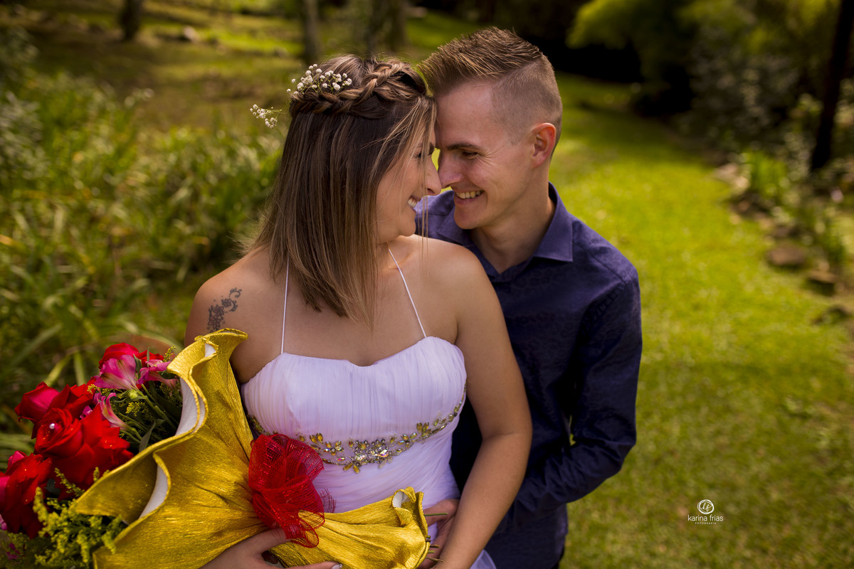os noivos se olham e sorriem no ensaio externo de casal