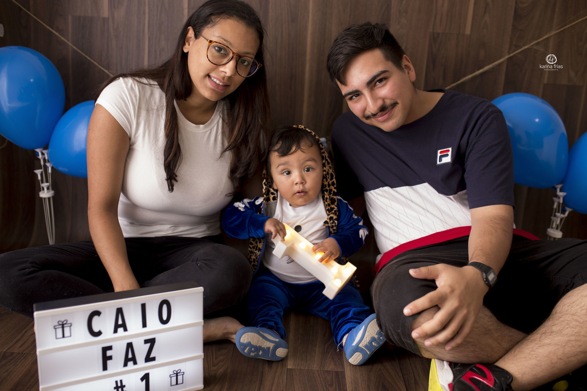 os pais fazem fotos junto com a criança