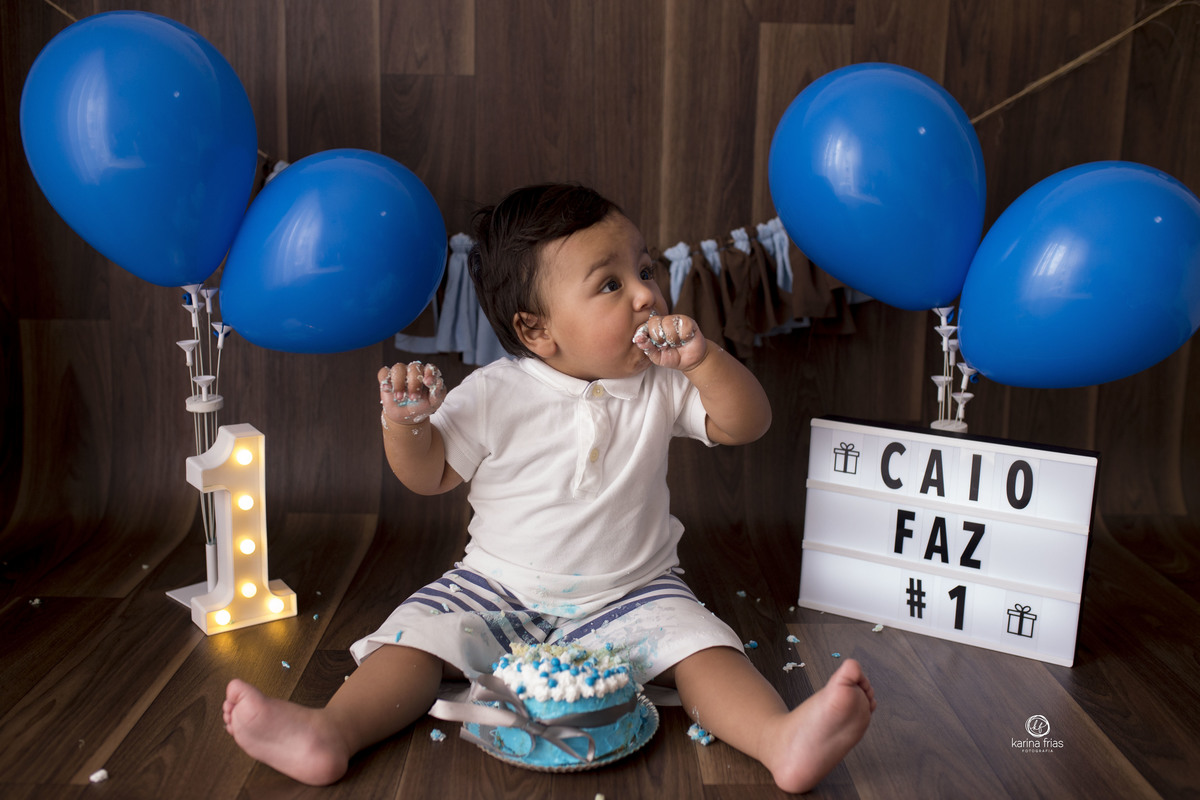 no ensaio infantil smash a criança prova o bolo