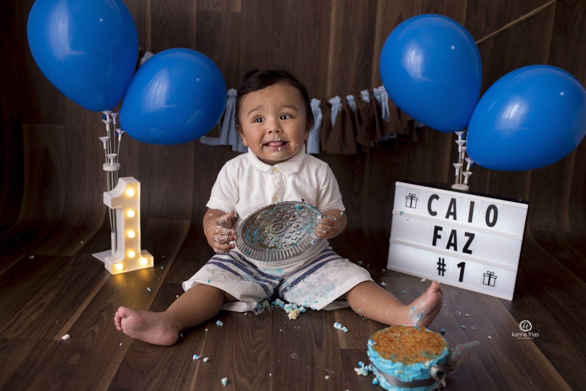 a criança derruba o bolo no ensaio