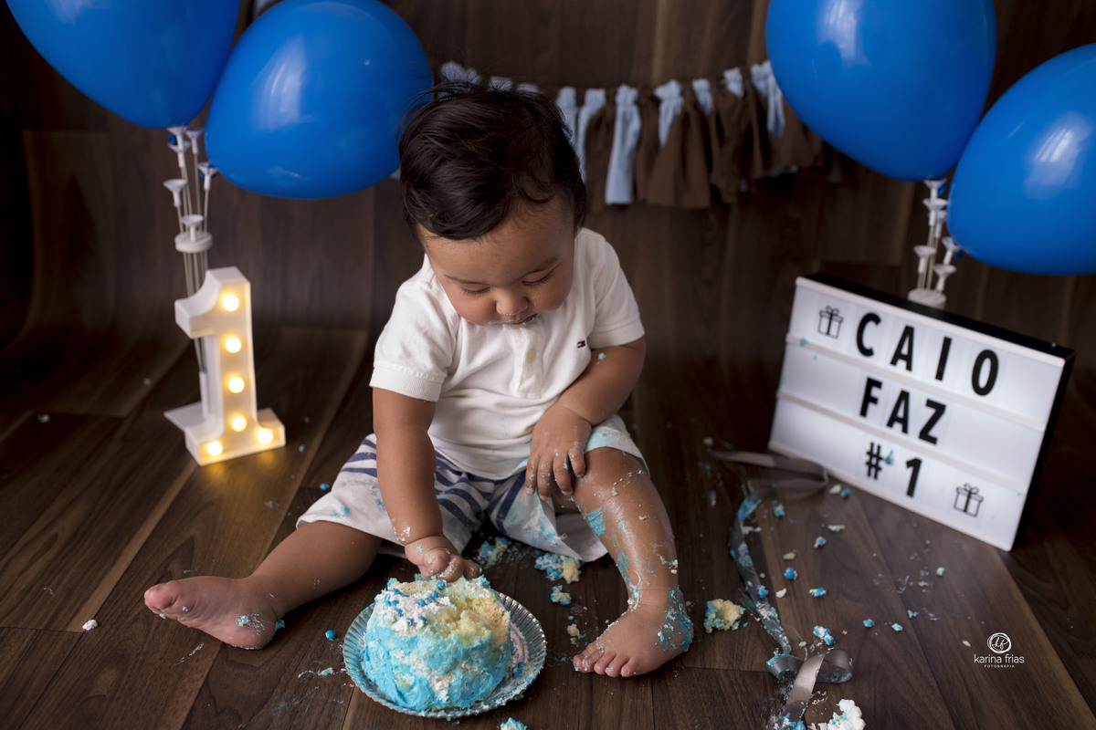 o menino brinca com o bolo durante sessão smash