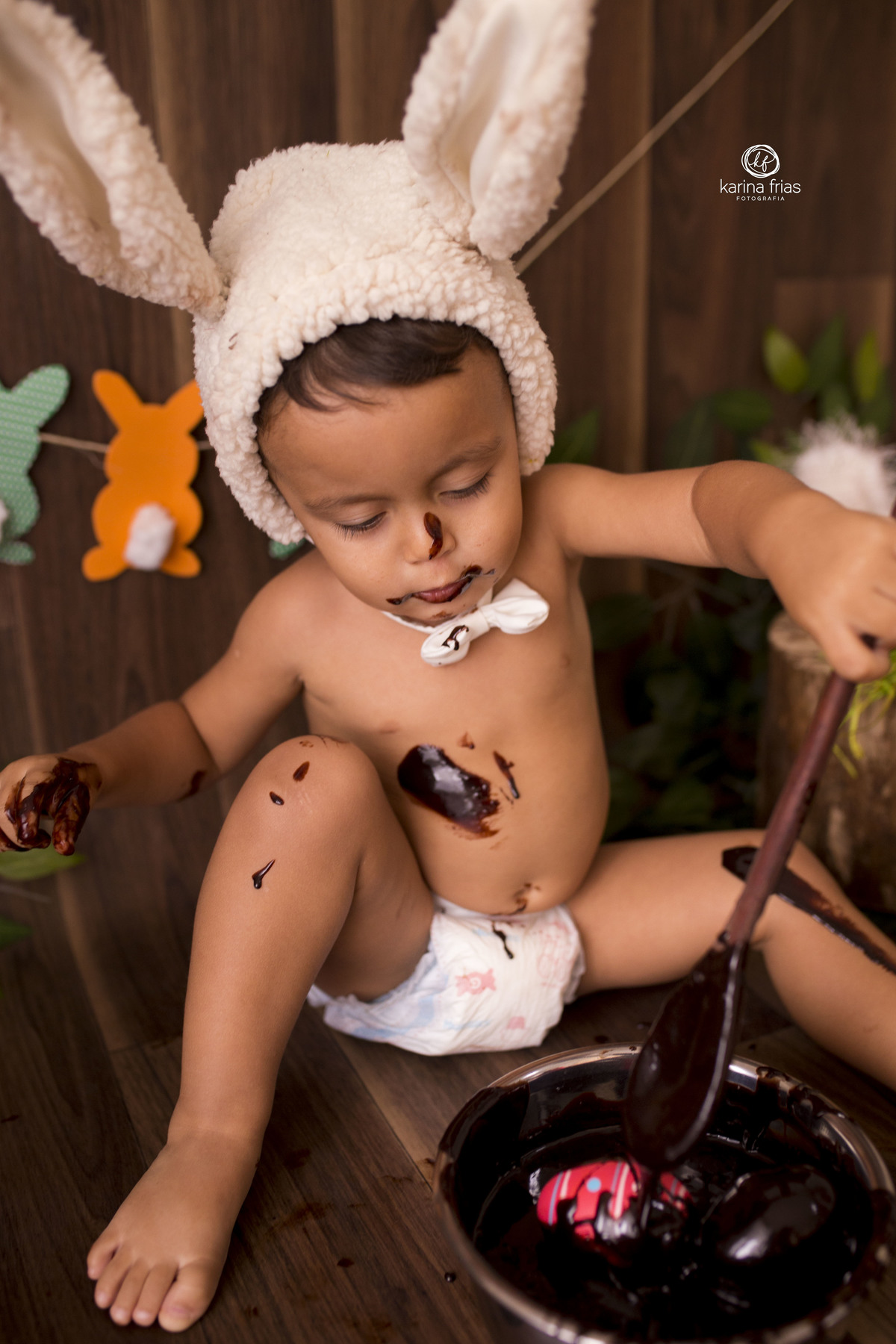A CRIANÇA MEXE O CHOCOLATE PARA AS FOTOS DE PASCOA
