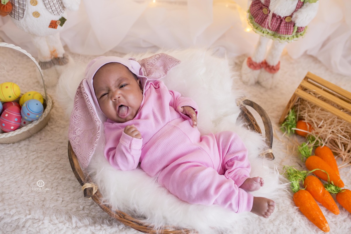 a bebe mostra a lingua no ensaio de pascoa