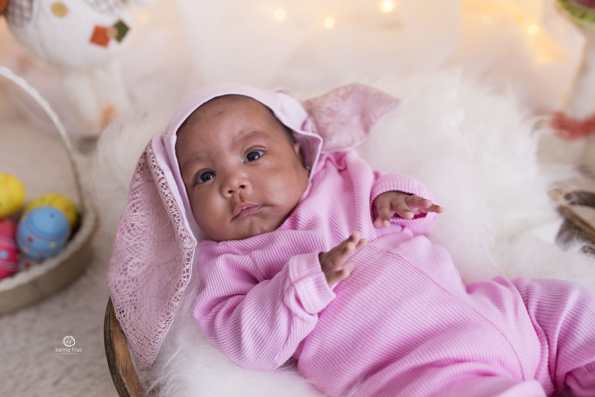 no ensaio de pascoa a bebe esta deitada