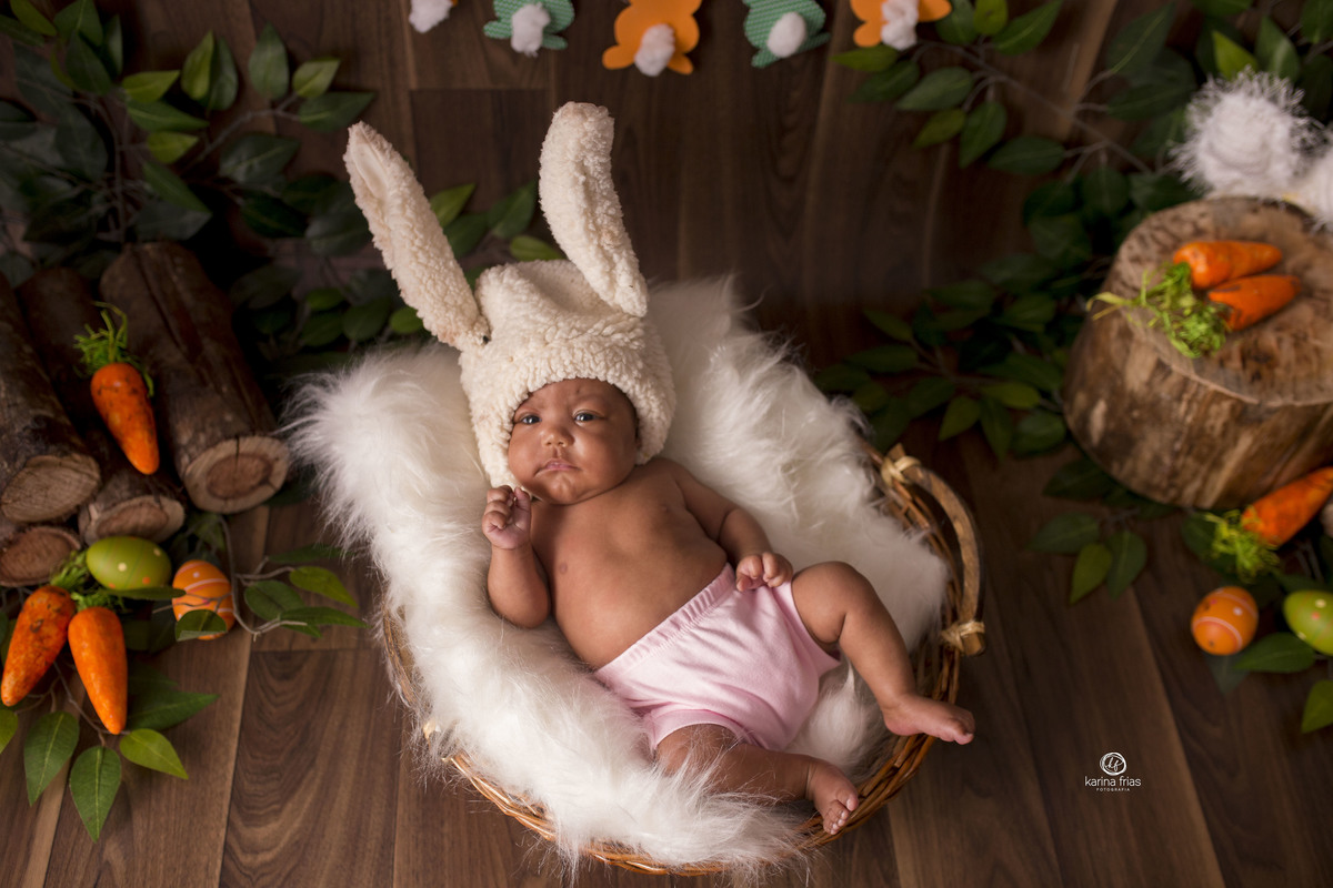 no ensaio de pascoa a bebe olha para a camera