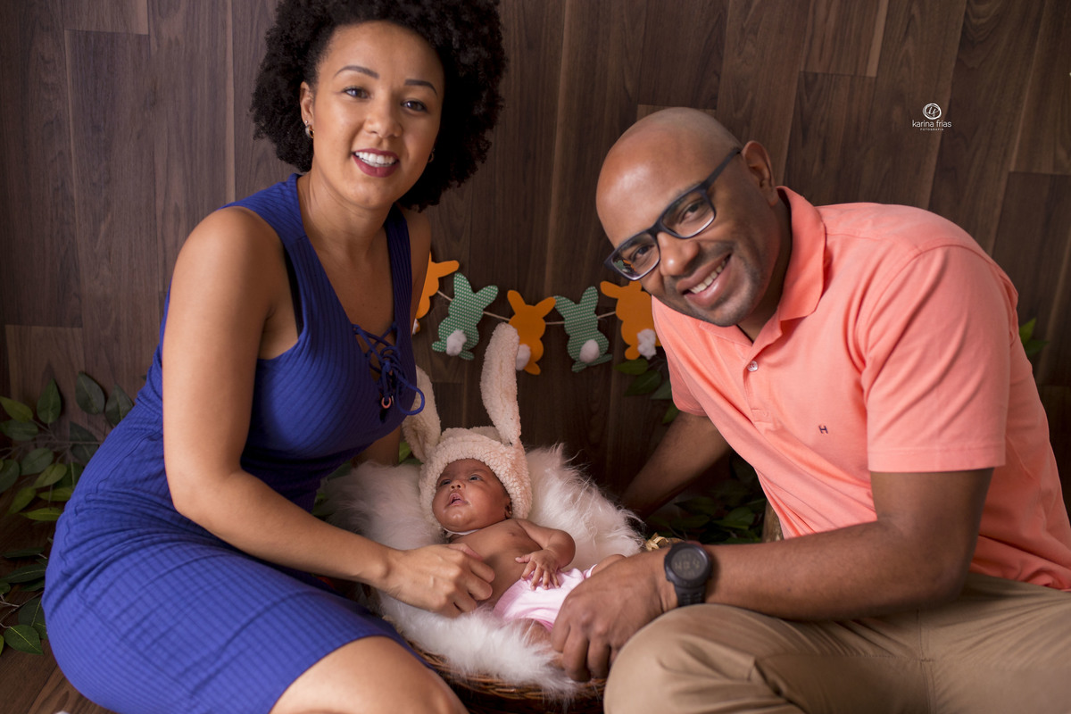 os pais participaram da sessão de pascoa junto com a filha