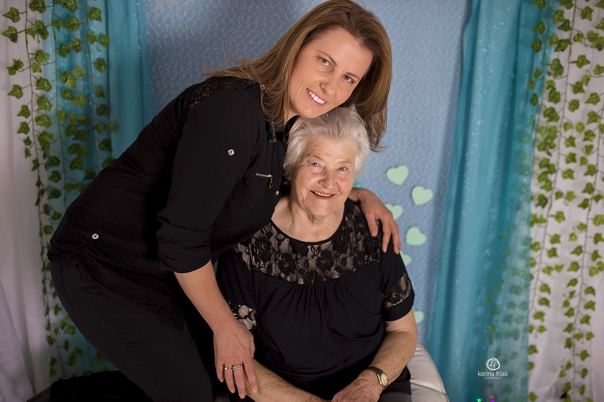 a filha abraça a mae na sessao de estudio