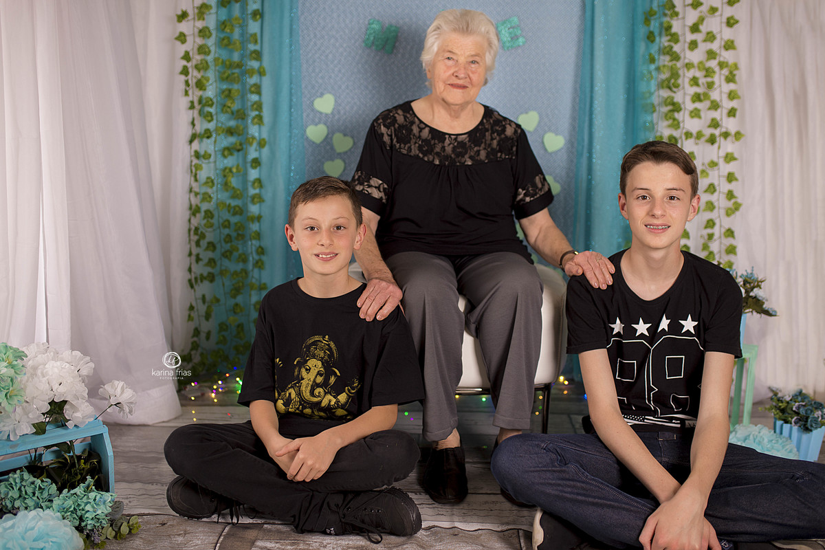 a avo posa com os netos no cenario de dia das maes