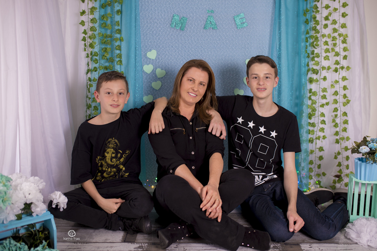 os filhos ficam ao lado da mae enquanto a fotografa de familia de caxias do sul realiza o ensaio