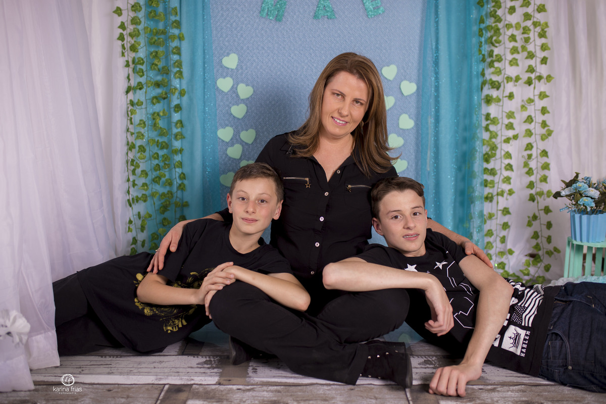 os filhos se apoiam na mae durante ensaio em estudio