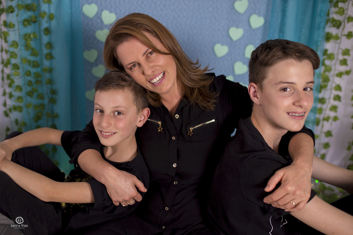 a mae abraça os filhos na sessão de dia das mães