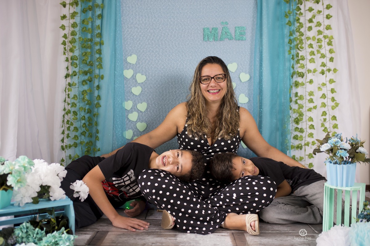 os filhos deitam no colo da mãe para as fotos de estudio